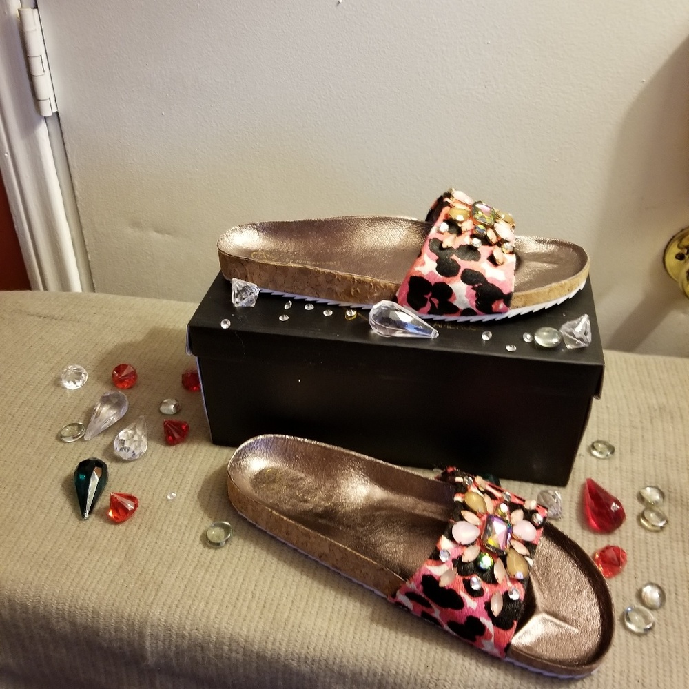 Sandals with stones